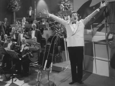 Domenico Modugno (1958-1959-1962-1966) - Nato a Polignano a Mare ma cresciuto a San Pietro Vernotico in provincia di Brindisi, Mimmo trionf� nel 1958 con �Nel blu dipinto di blu�, nel 1959 con �Piove (Ciao, ciao bambina)�, nel 1962 con �Addio� addio� e nel 1966 con �Dio, come ti amo� (foto di Harry Pot / Anefo)